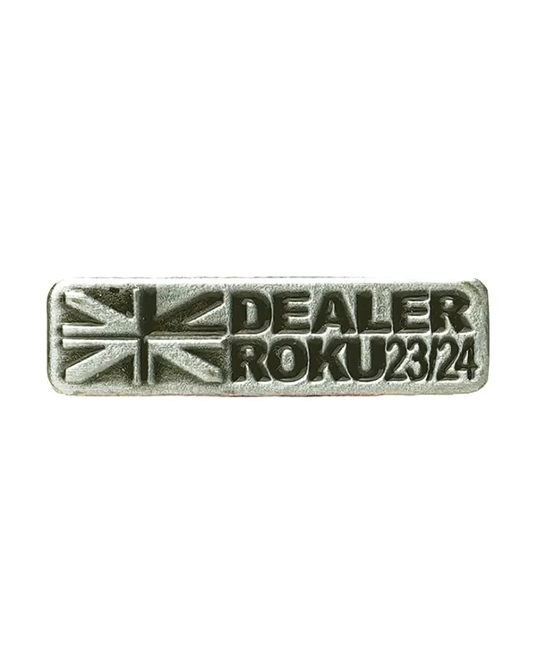 Pins firmowy „Dealer Roku 23/24” — srebrny oksydowany odlew z wypukłym napisem, wyróżnienie dla partnera handlowego