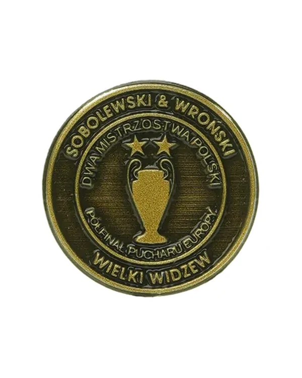 Pins kibicowski „Wielki Widzew” na zamówienie — odlew w patynowanym mosiądzu ze złotym pucharem, producent Spinfactory