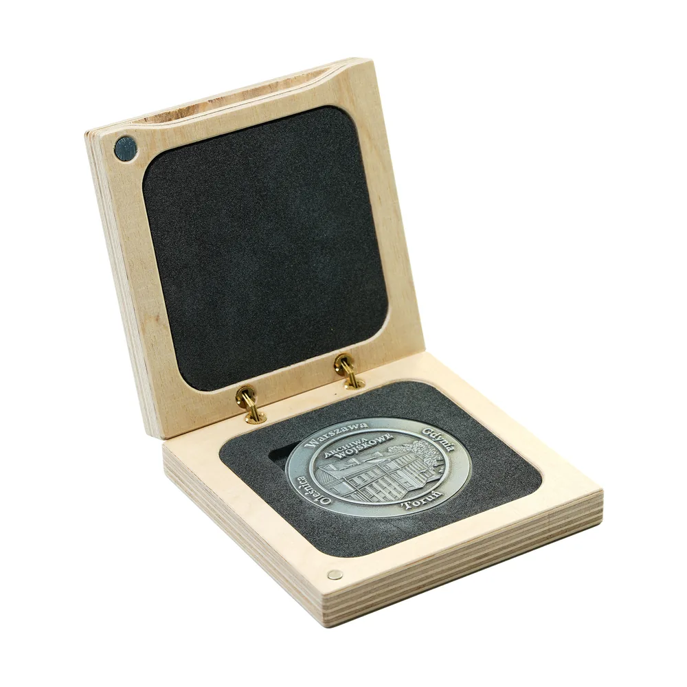 Pudełko ze sklejki na medal z wkładem z pianki wyciętym pod kształt medalu