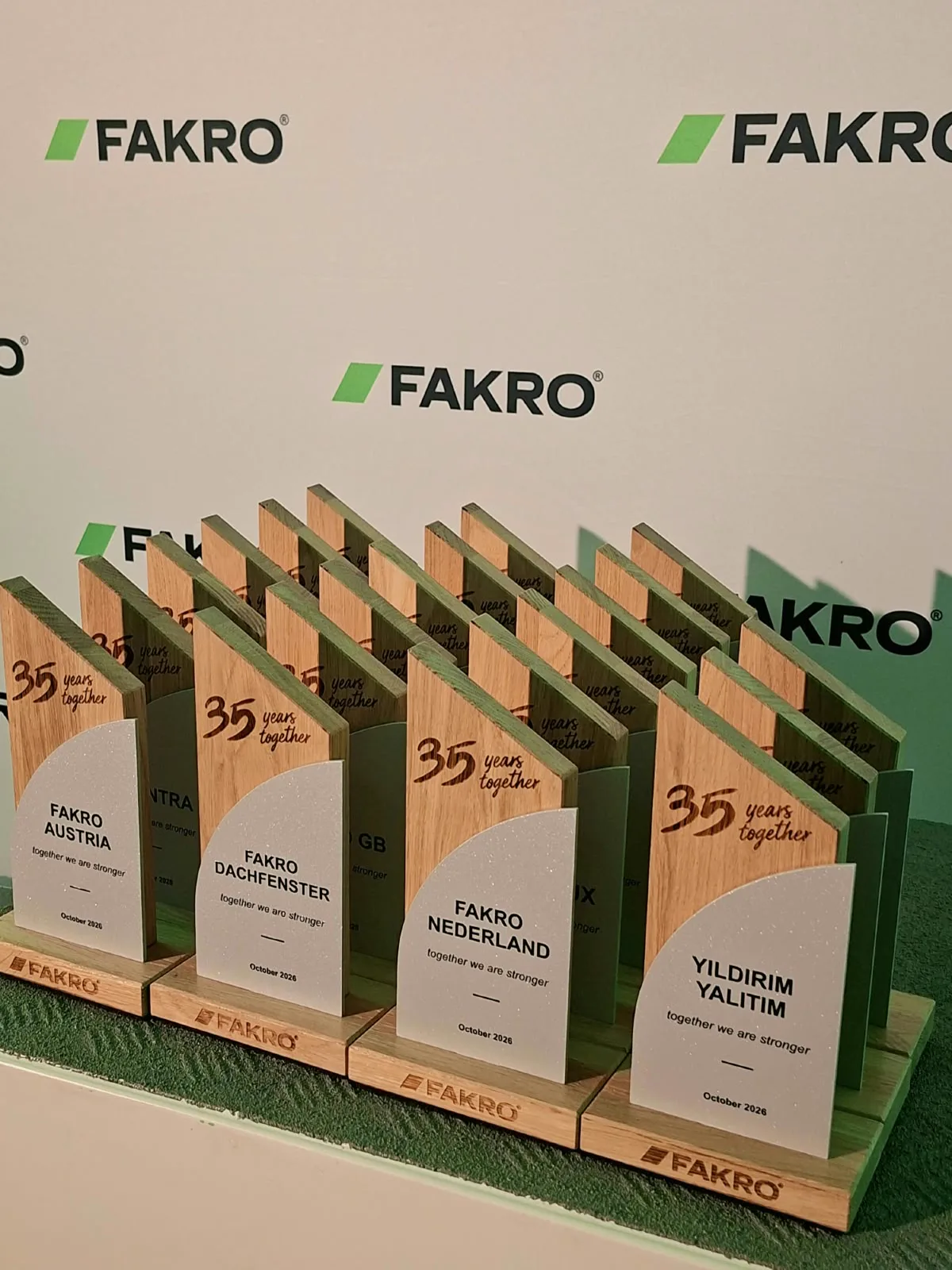 Statuetki z drewna dębowego na 35-lecie FAKRO z grawerem 35 years together